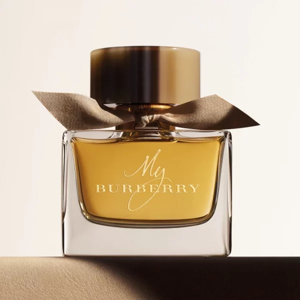 A contemporary British grand floral with top notes of sweet pea and bergamot.
